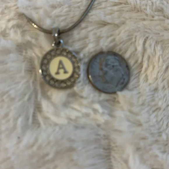 Circle A pendant witch chain - Picture 5 of 5